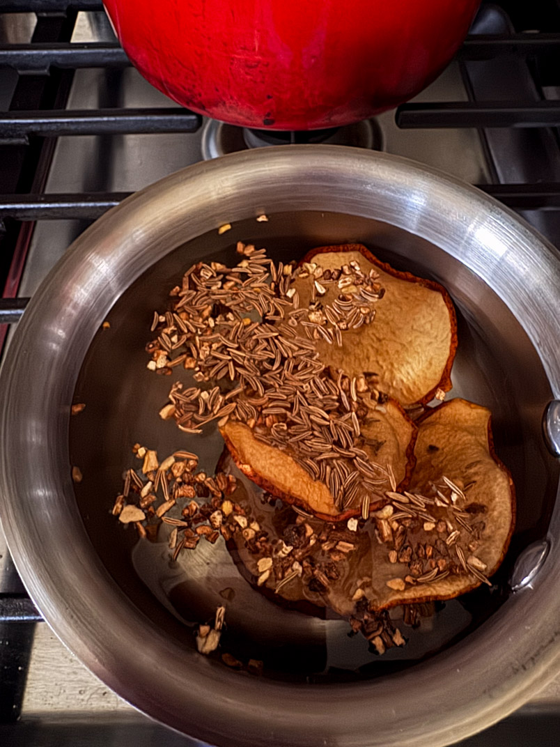 boiling pears and spices for pear tea